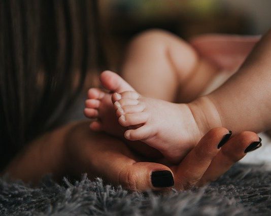 "חופשת הלידה" בצל הקורונה: מחוז המרכז במכבי שירותי בריאות עורך סדנאות מיוחדות ב"זום" להפגת מתחים בקרב יולדות טריות בתקופת הקורונה