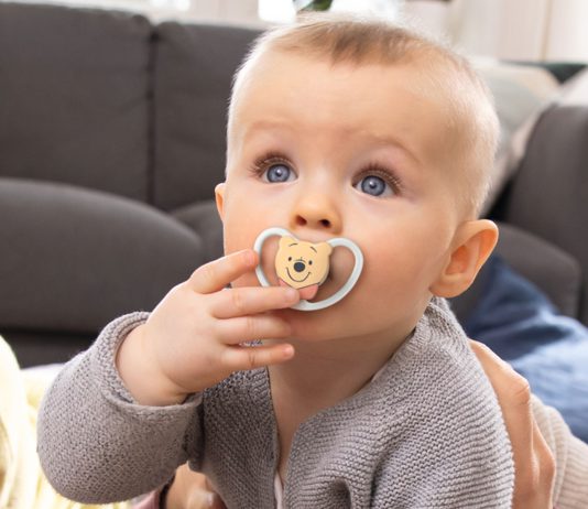 מוצץ גורם לשיניים עקומות, האמנם? 7 מיתוסים נפוצים על מוצצים קלפי רגשות